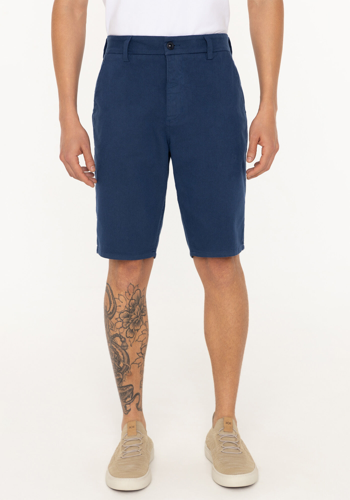 Bermuda Reta Masculina Em Sarja Ponto Roma Com Bolsos, AZUL HORIZONTE, large.