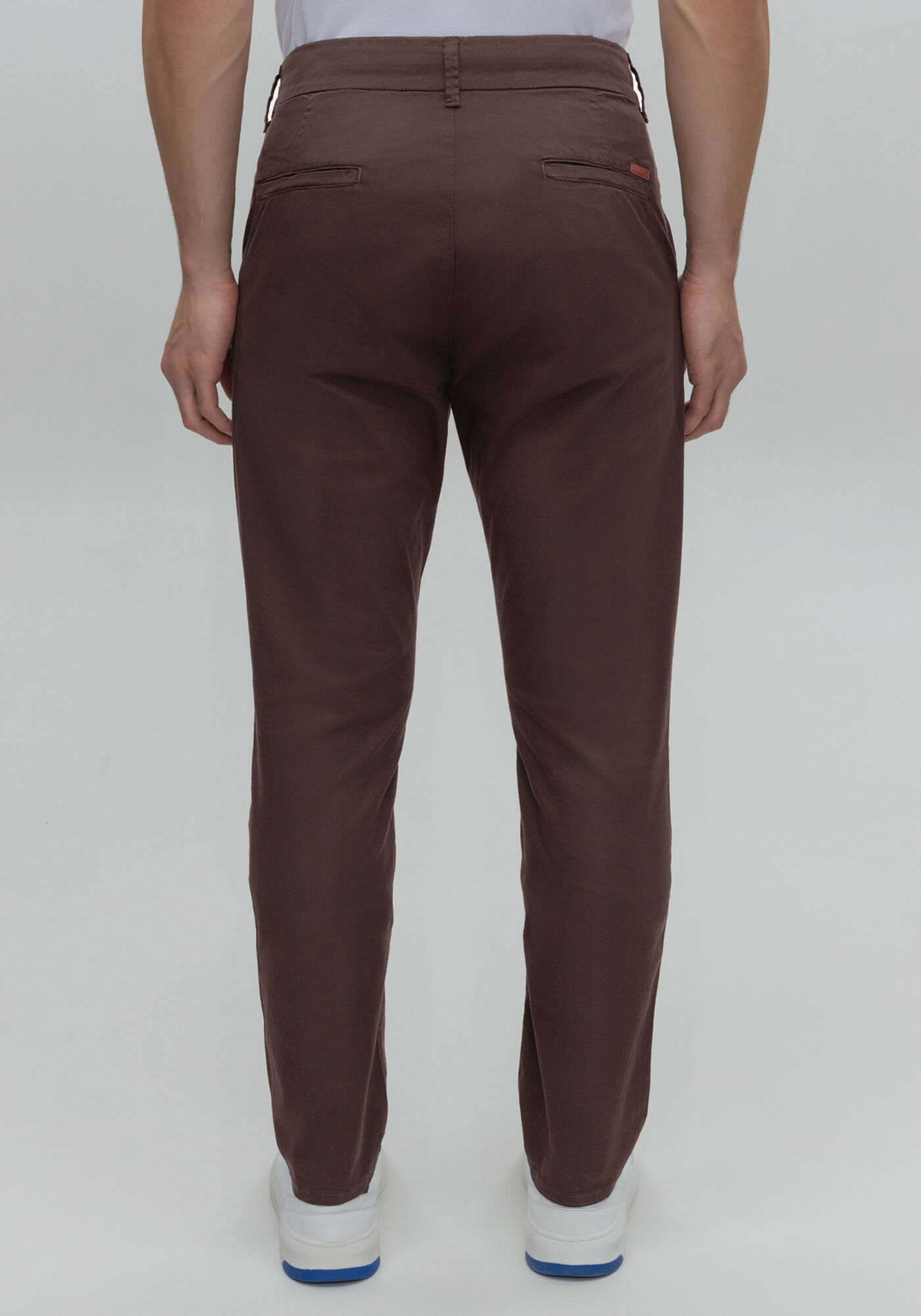 Cal&ccedil;a Slim Turbofan Chino Em Sarja Com Elastano, MARROM EGGPLANT, large.