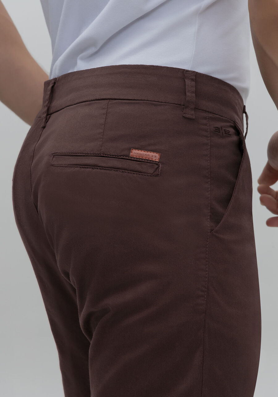 Calça Slim Turbofan Chino Em Sarja Com Elastano, MARROM EGGPLANT. Calça Slim Turbofan Chino Em Sarja Com Elastano, MARROM EGGPLANT, large.